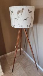 Lamp met kap met hondenafbeelding en landmetersdriepoot., Ophalen of Verzenden, Gebruikt