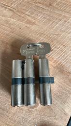 3 gelijksluitende Ivana cilinders. 2 sleutels. 70 mm, Doe-het-zelf en Verbouw, Hang- en Sluitwerk, Ophalen of Verzenden, Zo goed als nieuw