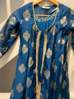 TEAL BLAUW DESIGN MEISJE JURK MET CAPE, Ophalen of Verzenden, Zo goed als nieuw, Meisje, Jurk of Rok