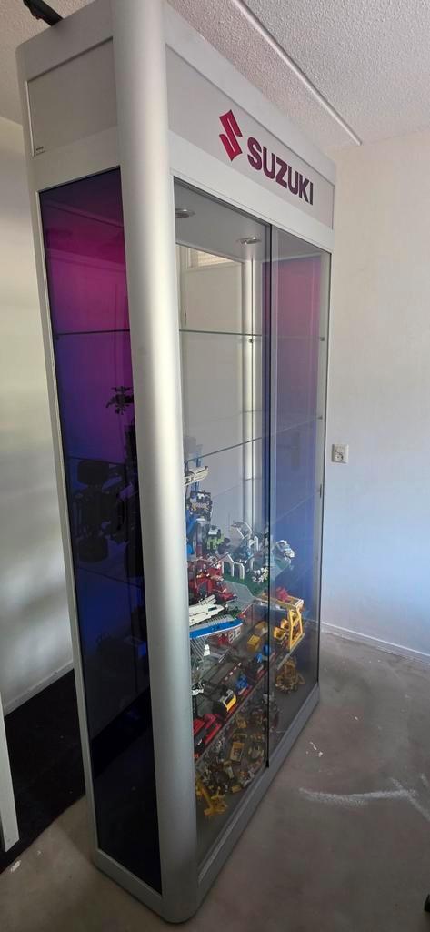 Vitrinekast suzuki, Huis en Inrichting, Kasten | Vitrinekasten, Zo goed als nieuw, 25 tot 50 cm, Ophalen