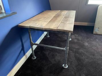 Stoer bureau van steigerbuizen en steigerhout. beschikbaar voor biedingen
