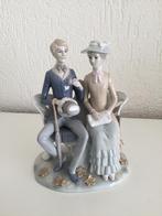Lladro stijl, Spaans porselein dame en heer op bankje., Ophalen of Verzenden, Zo goed als nieuw, Mens