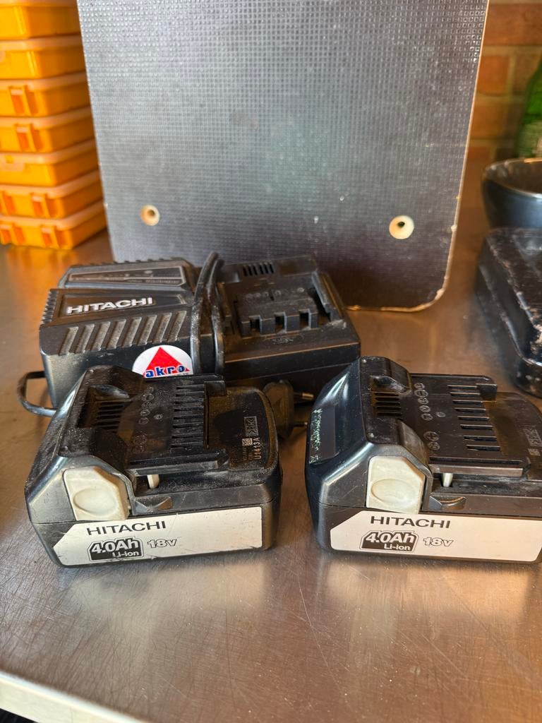 Hitachi Acculader + 2 Accu's 4.0Ah 18V, Ophalen, Gebruikt
