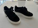 Zwarte fluwelen sneakers lijken op Alexander McQueen, mt 36, Kleding | Dames, Schoenen, Ophalen of Verzenden, Zo goed als nieuw