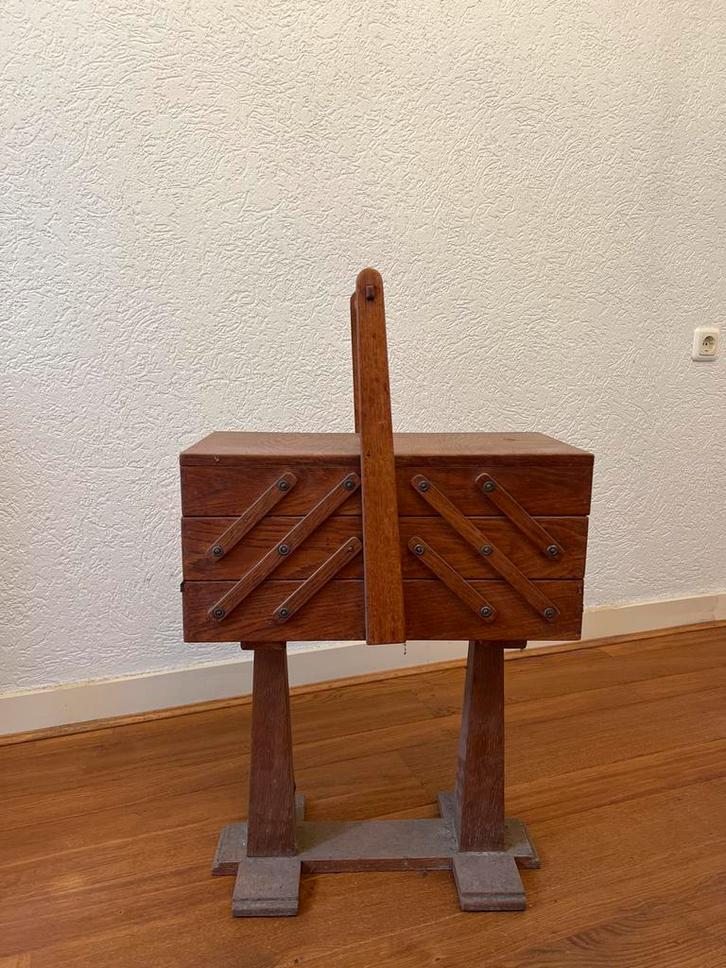 Vintage Houten Naaikist met Onderstel, Hobby en Vrije tijd, Naaien en Fournituren, Gebruikt, Overige typen, Ophalen of Verzenden