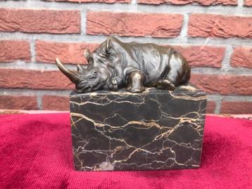 levensechte rustende rhino/ neushoorn, brons en marmer beschikbaar voor biedingen