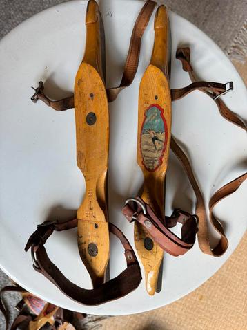 Vintage houten Friese schaatsen met leren riemen beschikbaar voor biedingen