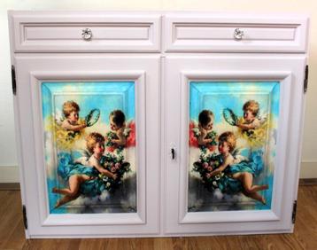 Een roze brocante kast “Engeltjes”, commode, lade, plank beschikbaar voor biedingen