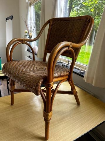 30 rotan stoele beschikbaar voor biedingen