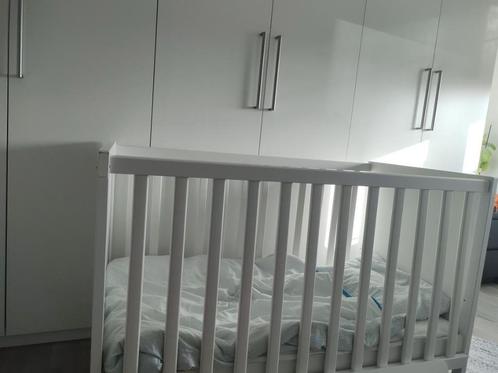 IKEA SUNDVIK Babyledikant, wit, 60x120 cm met toebehoren, Kinderen en Baby's, Babywiegjes en Ledikanten, Zo goed als nieuw, Ledikant