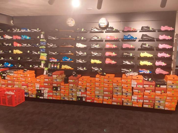 Opheffingsuitverkoop sportafdeling winkel., Kleding | Dames, Sportkleding, Nieuw, Overige typen, Maat 38/40 (M), Ophalen