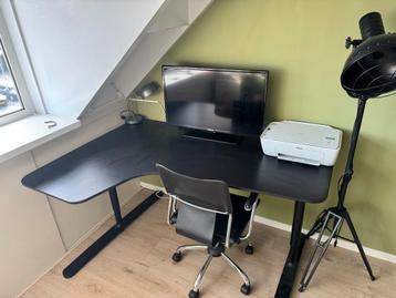 IKEA BEKANT Bureau donkerbruin/zwart + Stoel - afbeelding 1