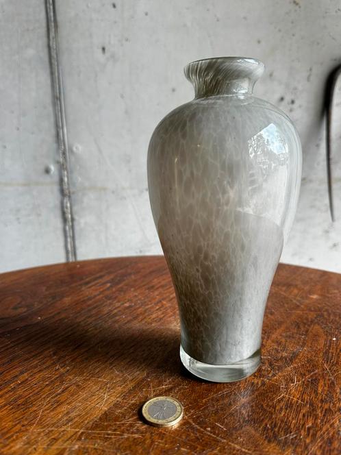 Handgeblazen glazen vaasje met marmerpatroon, Huis en Inrichting, Woonaccessoires | Vazen, Zo goed als nieuw, Minder dan 50 cm