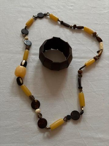 Zware kralenketting van Wings Byou en brede houten armband beschikbaar voor biedingen