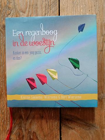 Een regenboog in de woestijn.  beschikbaar voor biedingen