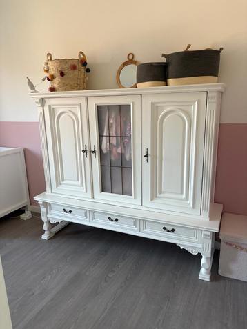 (Buffet)kast, in kinderkamer als kledingkastje gebruikt beschikbaar voor biedingen