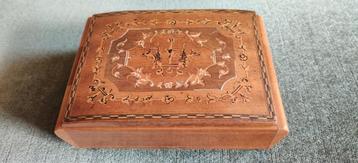 Vintage houten ingelegd Sorrento muziekdoosje beschikbaar voor biedingen