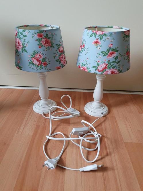 2 witte houten lampenvoeten Dublin met bloemenkap 25.5 cm., Huis en Inrichting, Lampen | Tafellampen, Zo goed als nieuw, Minder dan 50 cm
