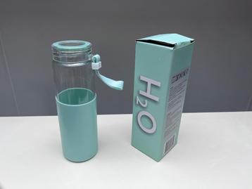 Waterfles van glas met siliconen beschikbaar voor biedingen