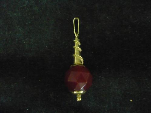 1 kettinghanger goud 14 krt. met granaat hanglengte 4..3 cm, Sieraden, Tassen en Uiterlijk, Kettinghangers, Goud, Goud, Ophalen of Verzenden