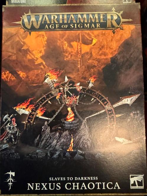 Nexus Chaotica (Slaves to Darkness banner/terrain kit), Hobby en Vrije tijd, Wargaming, Zo goed als nieuw, Figuurtje(s), Ophalen of Verzenden