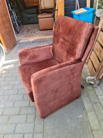 Nieuw, fauteuil, rood met wieltjes.  beschikbaar voor biedingen