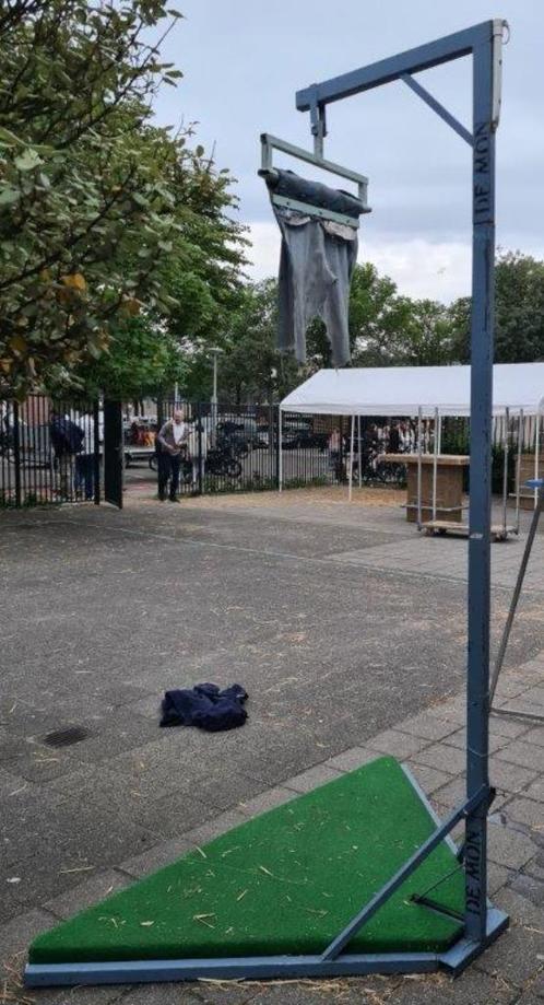 Attractie Te koop Spijkerbroekhangen Klepelhangen demontabel, Hobby en Vrije tijd, Feestartikelen, Gebruikt, Ophalen
