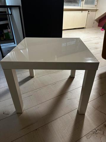Witte salontafel beschikbaar voor biedingen