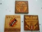 3 Houten plaquettes/onderzetters V.C.J.C. 1943-1944, A"dam., Verzamelen, Religie, Overige typen, Christendom | Protestants, Zo goed als nieuw