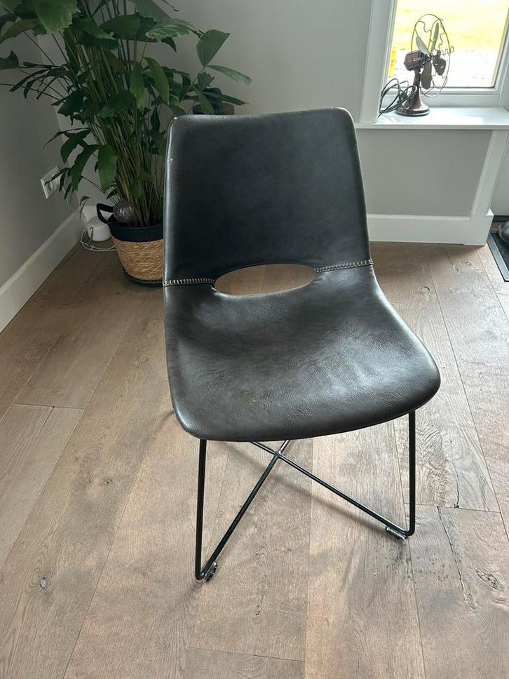 Leren stoelen met metalen onderstel, Huis en Inrichting, Stoelen, Gebruikt, Drie, Leer, Overige kleuren, Ophalen