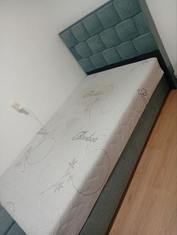 Bed met matras te koop beschikbaar voor biedingen