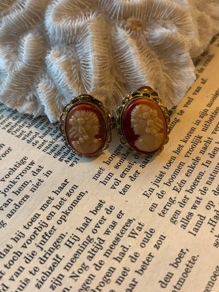 Vintage 50s Camee clip Oorbellen, Sieraden, Tassen en Uiterlijk, Oorbellen, Gebruikt, Knopjes of Stekers, Overige materialen, Oranje