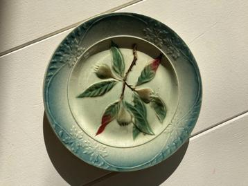 Frans Barbotine Majolica bordje met fruit beschikbaar voor biedingen