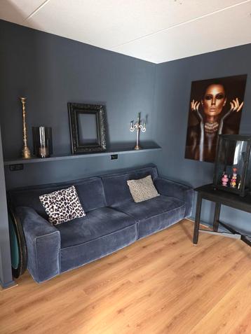 Mooi blauw bankstel beschikbaar voor biedingen
