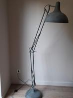 Betonlookachtige/antracietkleurige vloerlamp (verstelbaar), Huis en Inrichting, Lampen | Vloerlampen, Ophalen, Gebruikt, Metaal