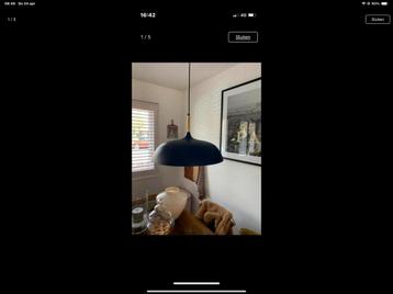 Nieuwe blauwe hanglamp met goudkleurige binnen kant. beschikbaar voor biedingen