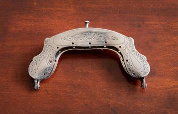 Zilverkleurige beugel voor buideltasje beschikbaar voor biedingen