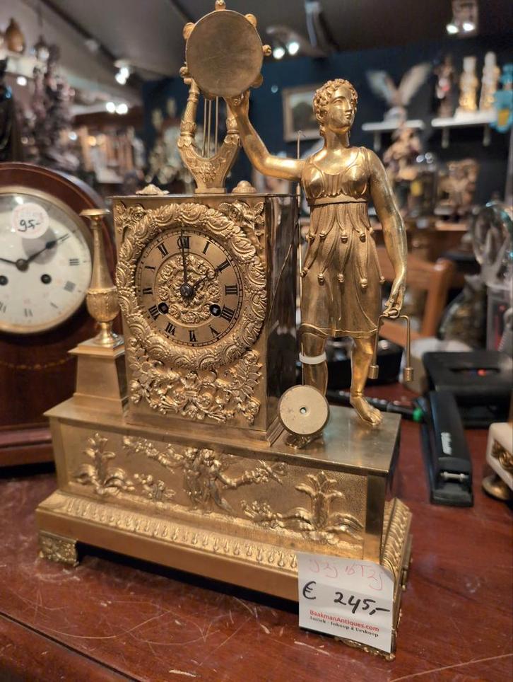 Antieke vuurvergulde bronzen pendule 35 cm hoog €245., Antiek en Kunst, Antiek | Klokken, Ophalen