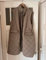 Gewatteerde lichtbruine / taupe lange bodywarmer maat S, Kleding | Dames, Bodywarmers, Ophalen of Verzenden, Zo goed als nieuw