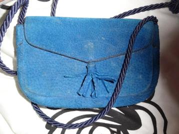 blauw tasje beschikbaar voor biedingen