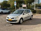 Renault Clio 1.6 16V 82KW 3-DRS 2006 Grijs, Auto's, Renault, Voorwielaandrijving, Zwart, 4 cilinders, Bluetooth