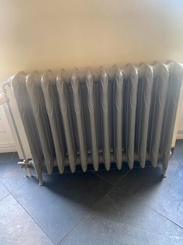 Retro gietijzeren radiaror beschikbaar voor biedingen