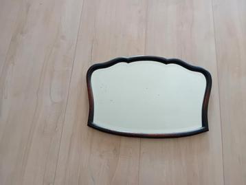 Antieke spiegel met houten lijst beschikbaar voor biedingen