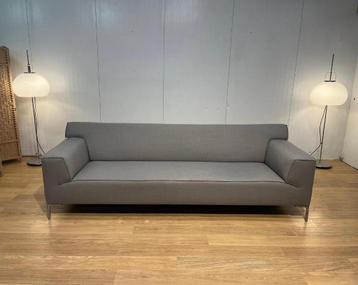 NIEUWSTAAT Design on Stock Bloq 4-Zits Ploegwol – NP: €4.500 beschikbaar voor biedingen