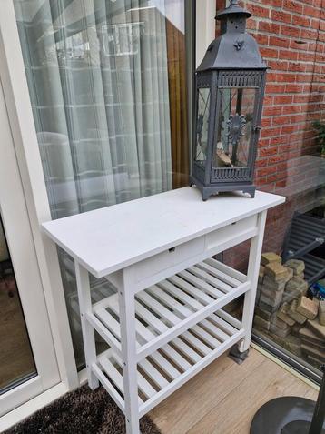 Leuke sidetable ook handig voor in de keuken. beschikbaar voor biedingen