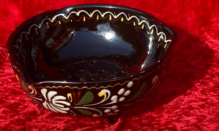 Handbeschilderde aardewerken vergiet – Ø 20 cm, Antiek en Kunst, Antiek | Schalen, Ophalen of Verzenden