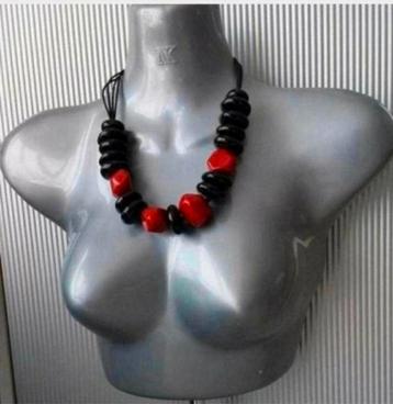 Manouk - koordketting met aparte vorm kralen beschikbaar voor biedingen