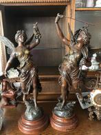 2 Gesigneerde Vrouwenbeelden met Vleugels - Legering, Ophalen