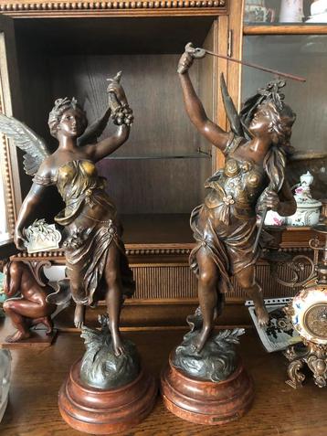 2 Gesigneerde Vrouwenbeelden met Vleugels - Legering beschikbaar voor biedingen