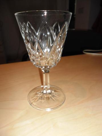 mooi geslepen wijnglas beschikbaar voor biedingen
